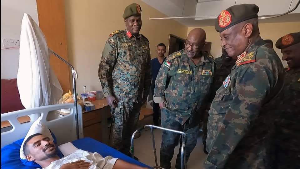 Le lieutenant-général Al-Atta et le gouverneur de Khartoum inspectent les personnes stationnées dans des positions avancées et les armes médicales
